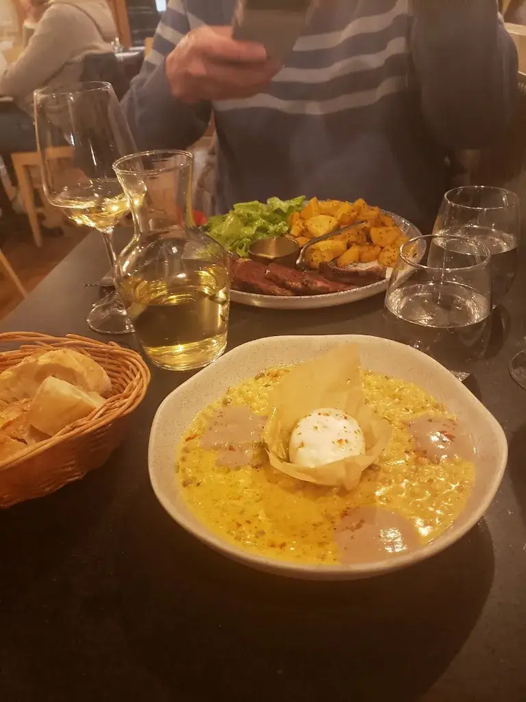 Leondra Larsson_Près de Seine_Paris_review