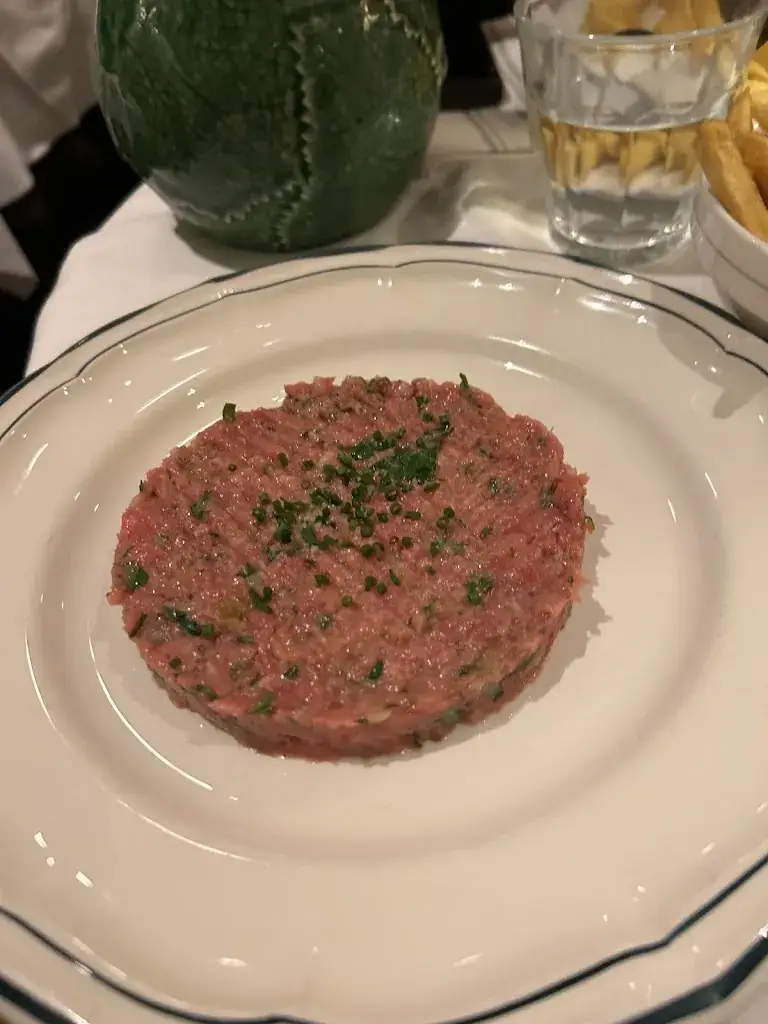 Jezuela Gega_Brasserie des Prés_Paris_review