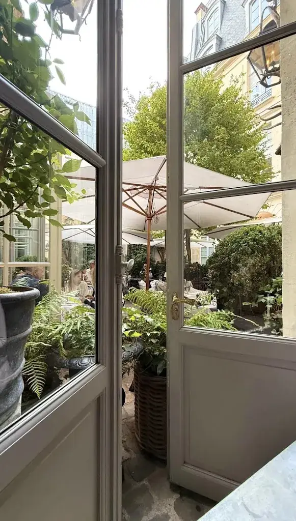 Aysegül Çeltekligil_Ralph's Restaurant_Paris_review