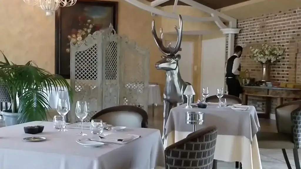 Logis Hôtel Domaine de Valaudran restaurant in Salbris