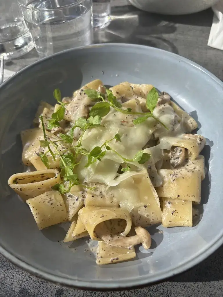 deep shikha_Yaya Saint-Ouen - Restaurant méditerranéen par Juan Arbelaez_Saint-Ouen-sur-Seine_review