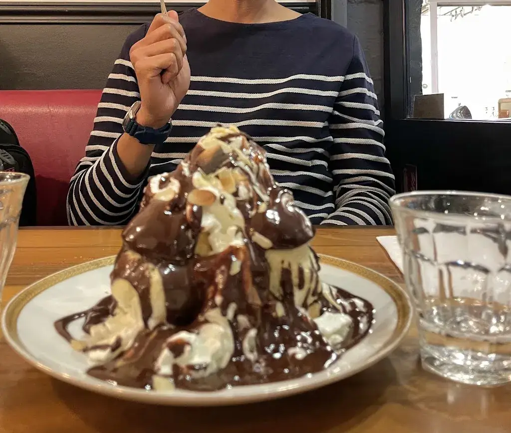 Julian Adhitia_Le Comptoir des Puces_Saint-Ouen-sur-Seine_review