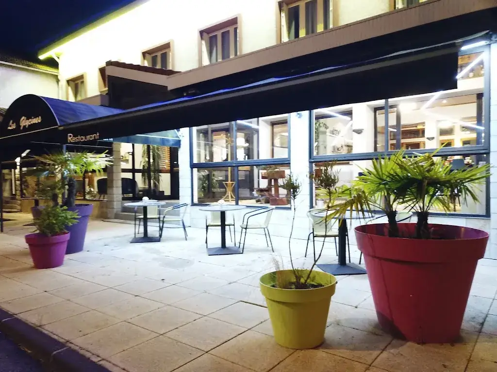 Les Glycines Restaurant in Vieille-Brioude