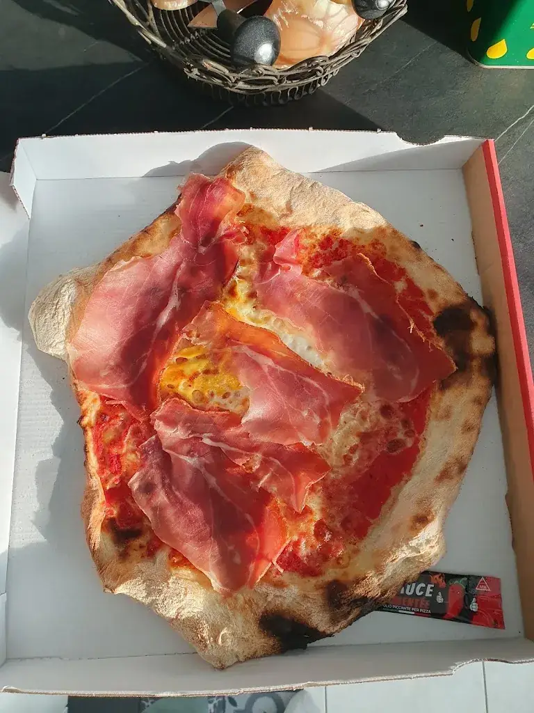 Corentin SUIGNARD-DERRIEN_Chez Francesco_Sainte-Geneviève-des-Bois_review