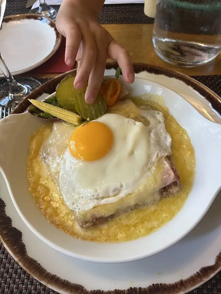 Austin Graff_Rössli_Gstaad_review