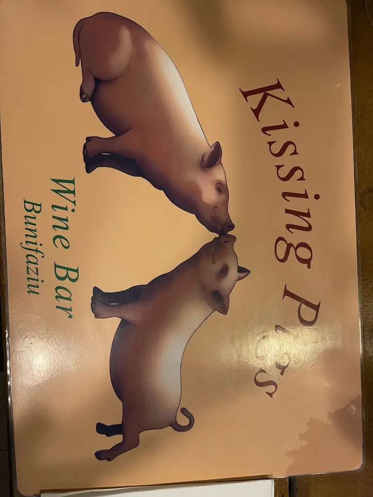 tony villa_Kissing Pigs_Bonifacio_Bewertung