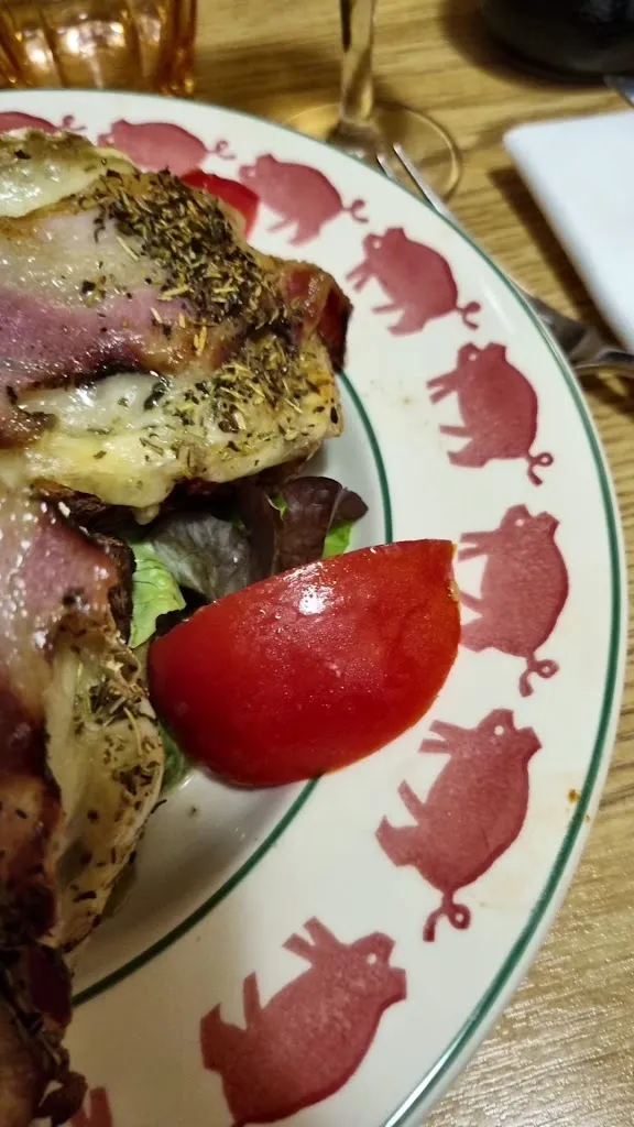 Kissing Pigs_Bonifacio_slider_image_2