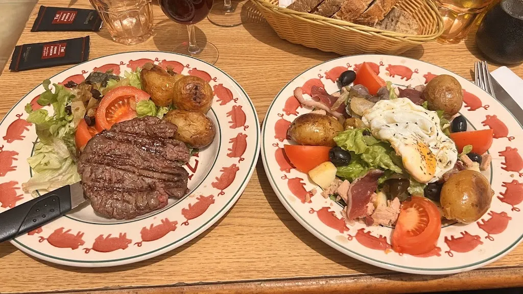 Kissing Pigs_Bonifacio_slider_image_3