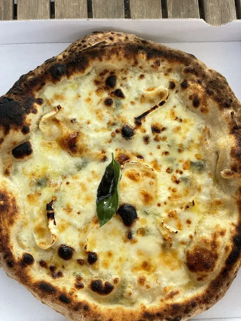 Pizza Bianca_Aléria_slider_image_3