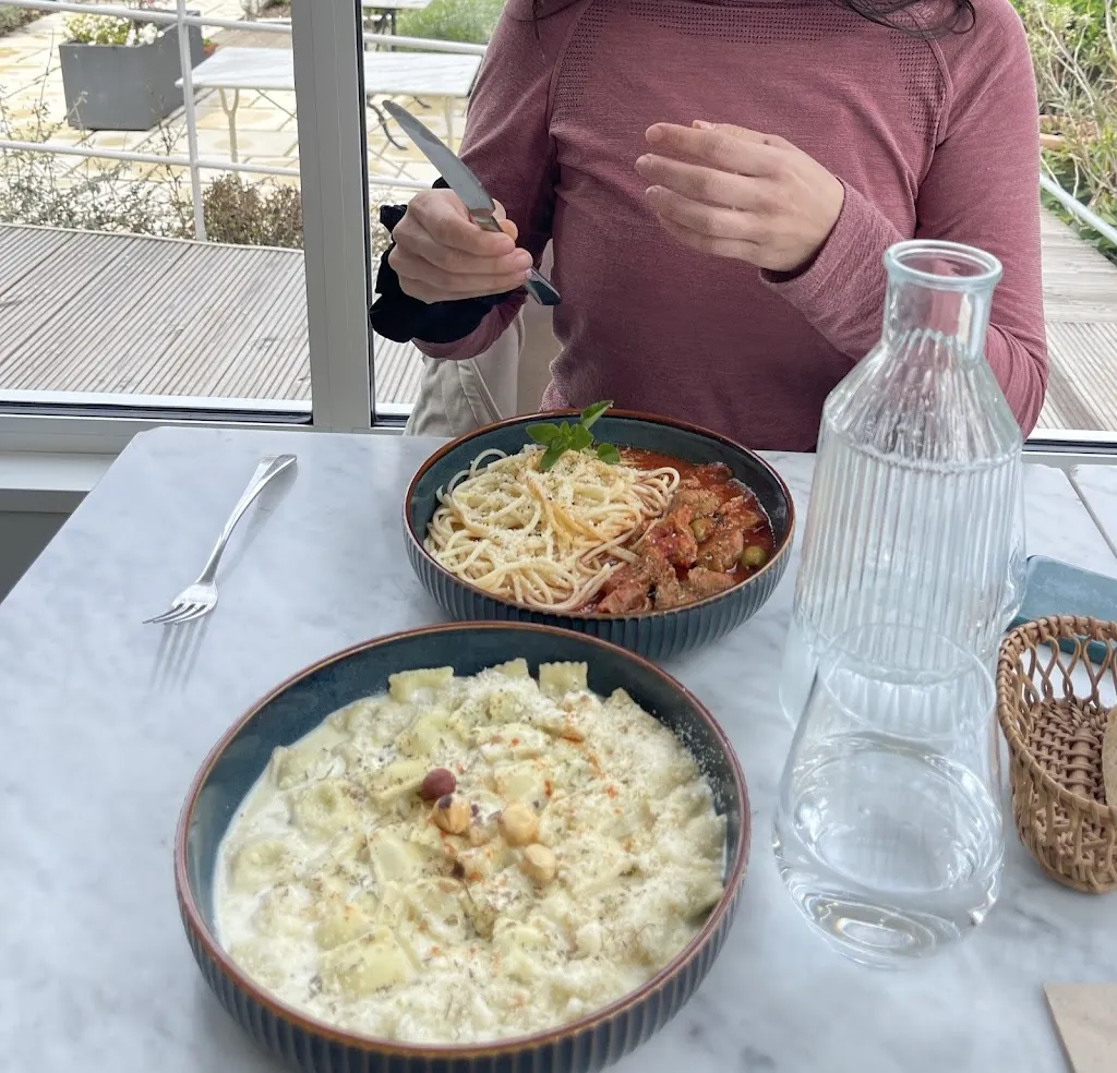 Mary Jo Clements_Melting Pot_Champ-sur-Drac_review