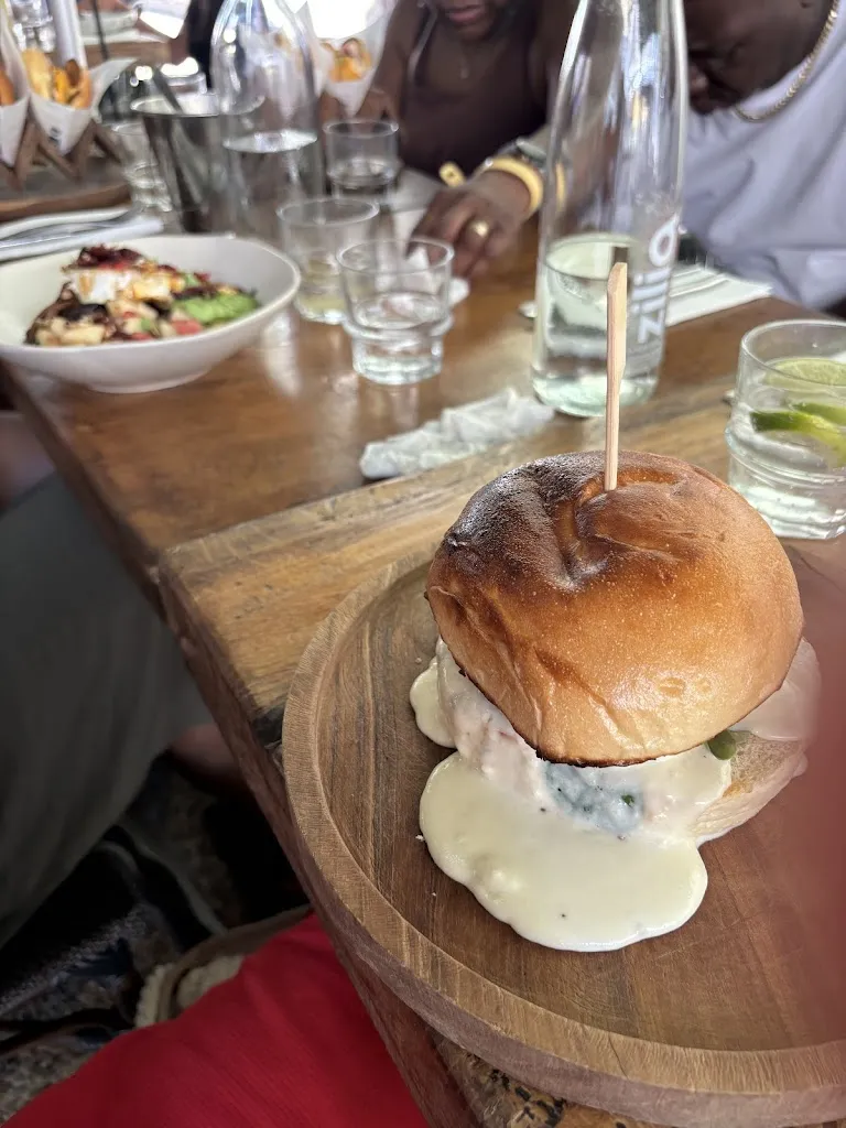 Ryan Hughes-Francis (RHF)_Brasserie L'instant_Ajaccio_reseña