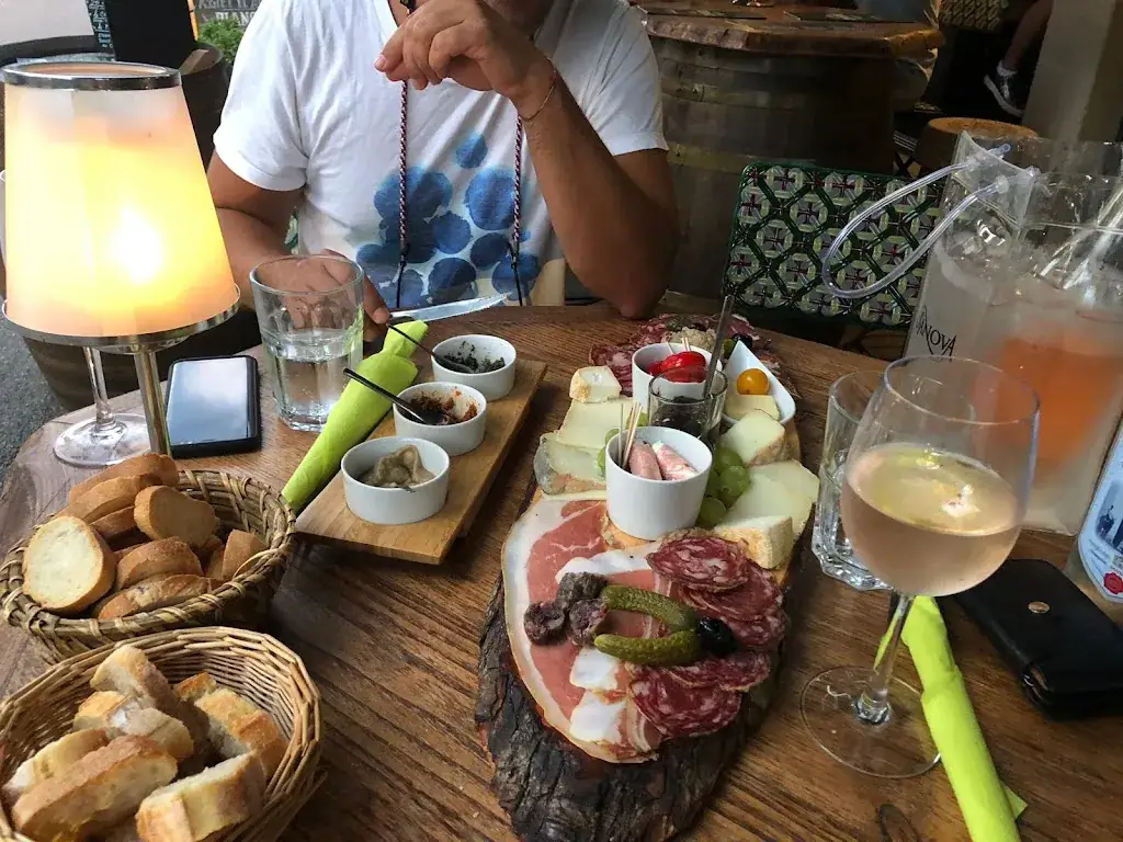 RS AV Media_Epicerie Leca_Cargèse_review