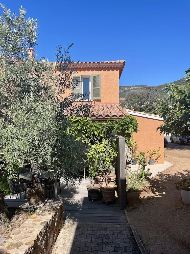 Tegan George_Hôtel Les Lentisques_Cargèse_review