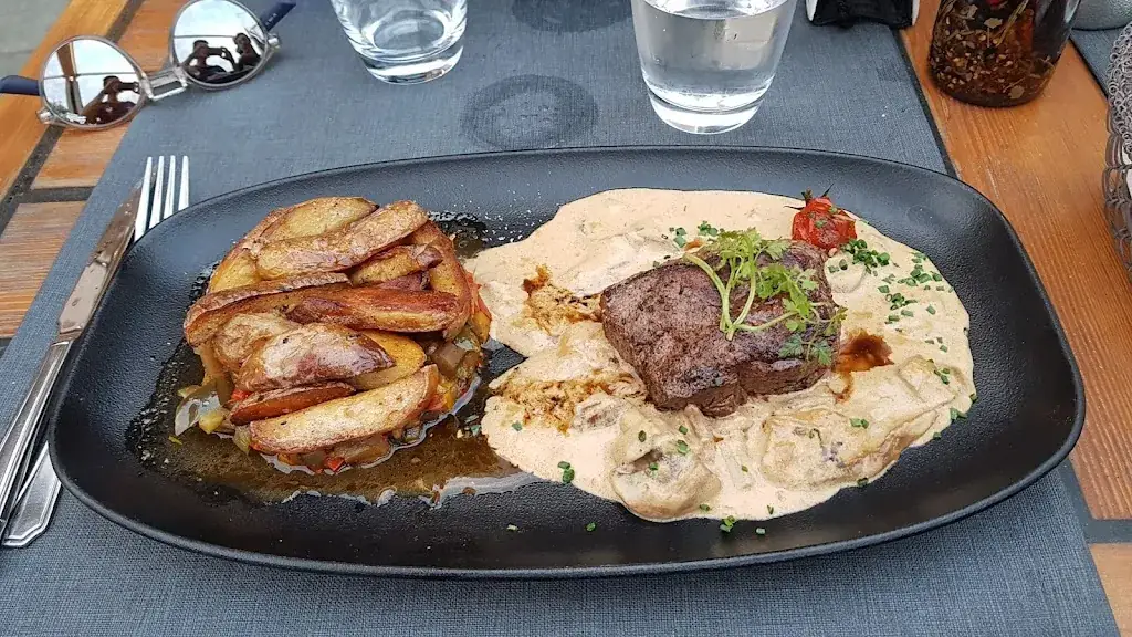 Captain Resto_Calvi_slider_image_2