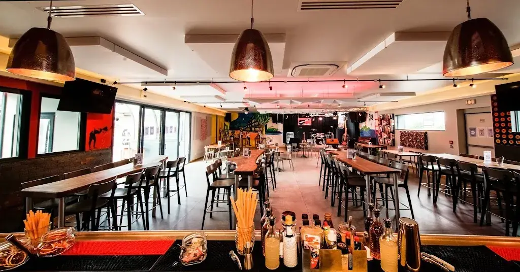 Cadence café restaurant in Cessy