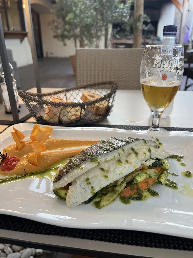 Joseph Isai Avendano_La Terrasse du Port_Lumio_review