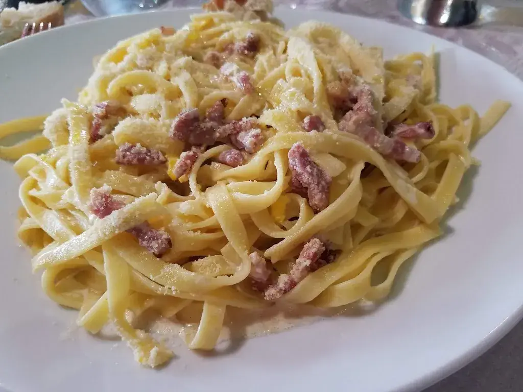 Nora Jean Boulware_Restaurant-Pizzeria Santa Lucia_San-Martino-di-Lota_review