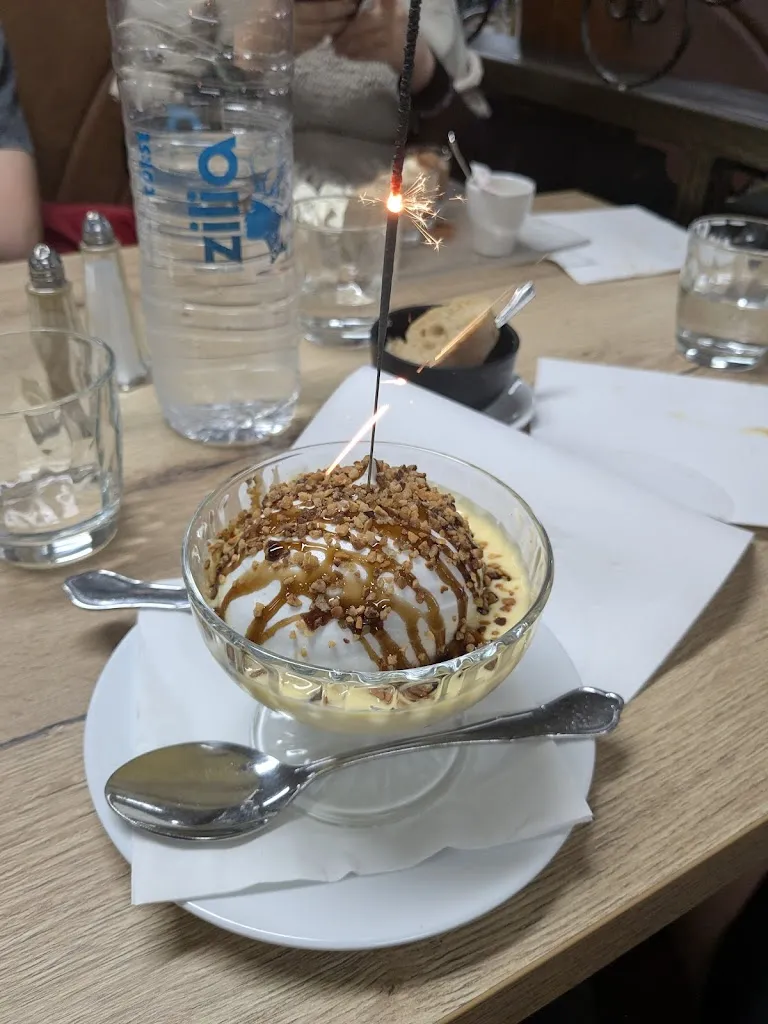 Victoria A_Le Vesuvio 2B_Borgo_review