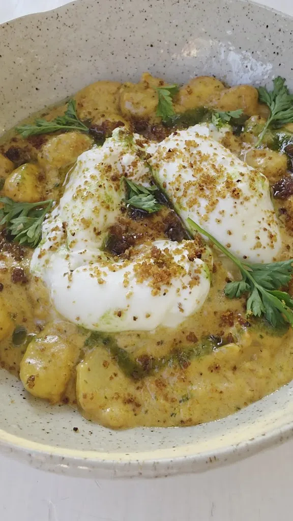 Mihael Gibson_La Tablée de Mamo_Saint-Florent_review