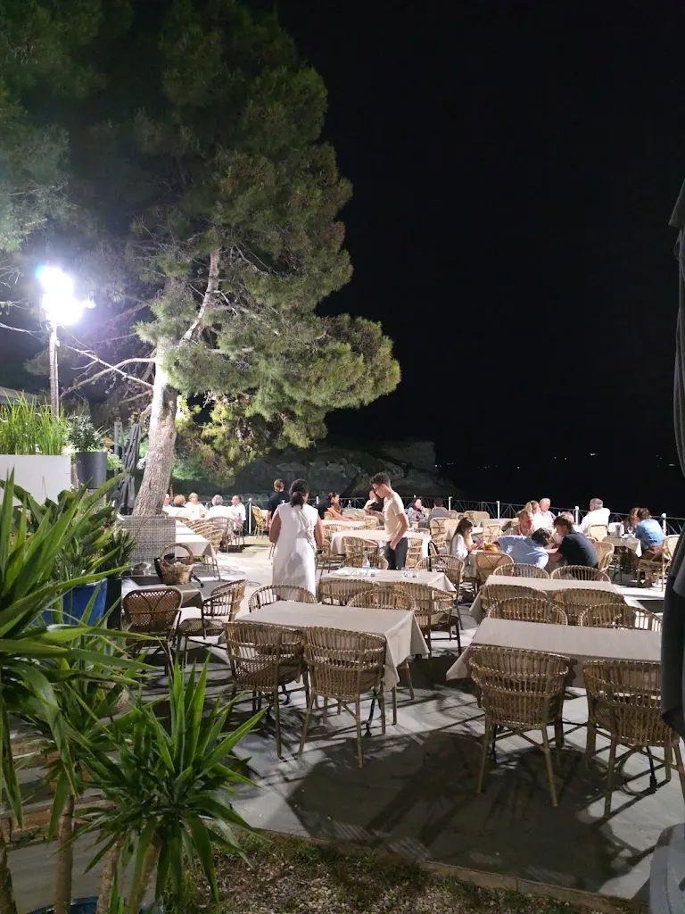 Mihael Gibson_La Crique_Saint-Florent_review