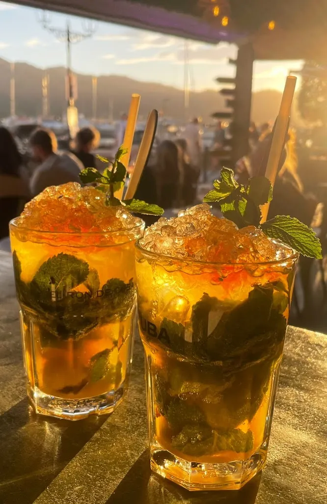 b sisters_Saint-Florent_slider_image_3