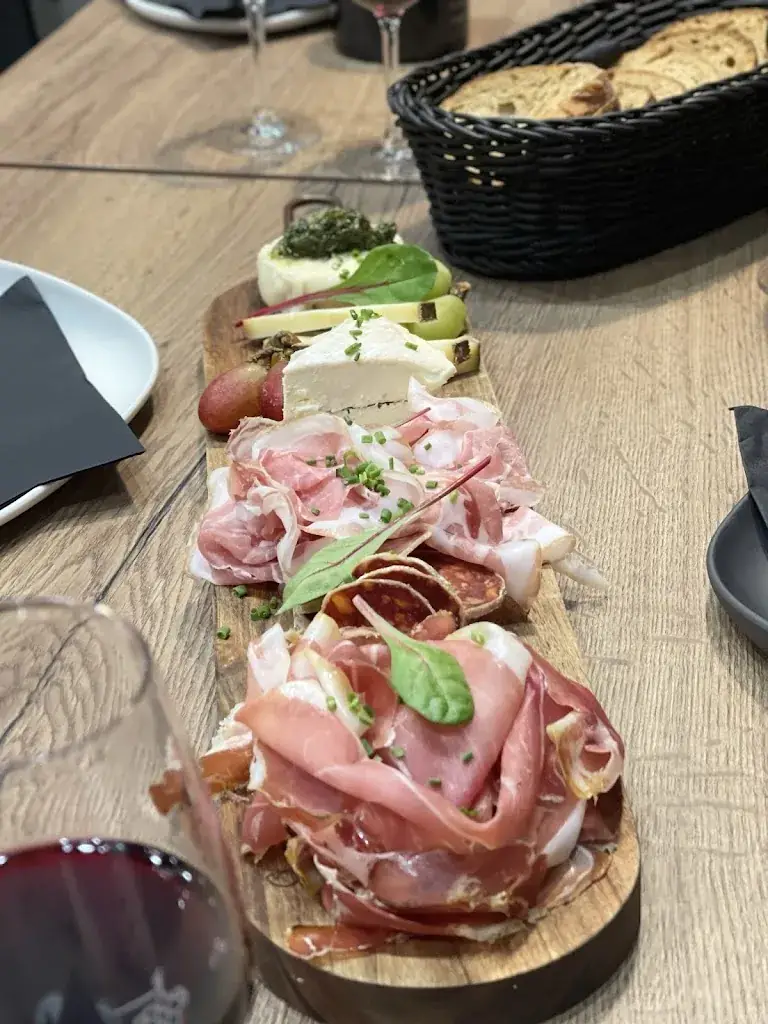 Emilie Buet_O'Neel_Challes-les-Eaux_review