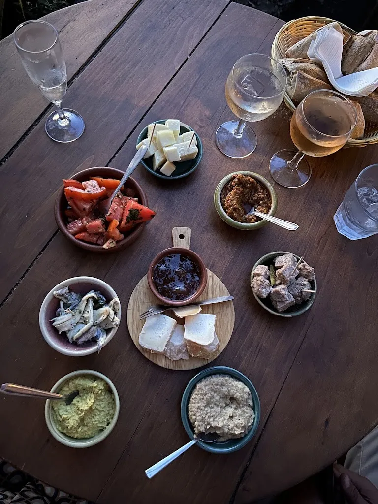 Аня Хмельницкая_A Casella_L'Île-Rousse_review