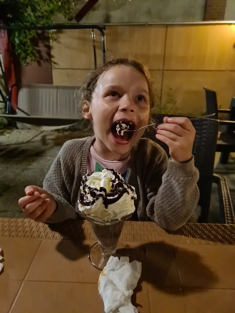 philippe mihailovich_Le Palace _Aix-Villemaur-Pâlis_review