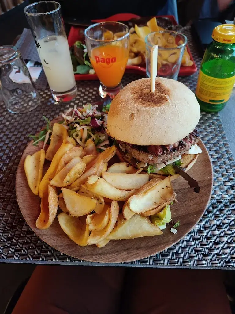 Anne-Alexandra AZAIS_Newport&Snacking_Propriano_reseña