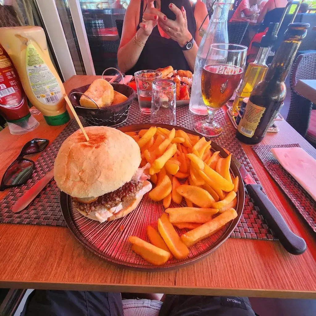 Newport&Snacking_Propriano_slider_image_3