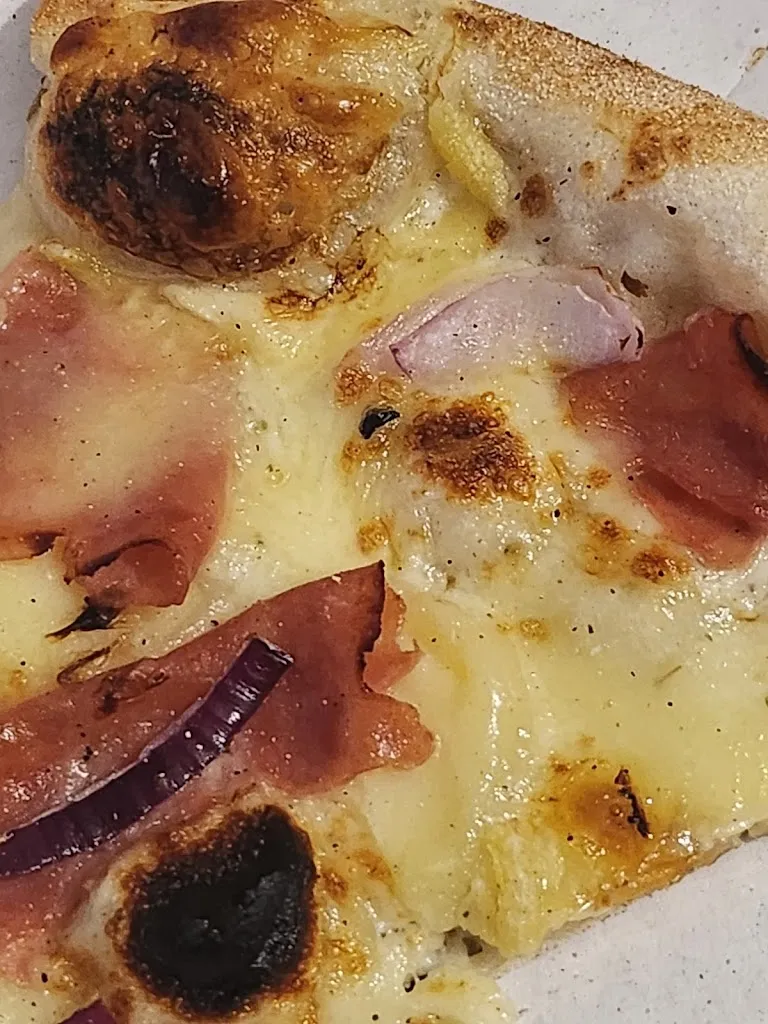 Samantha Sutter_A LA BELLA PIZZA_Knutange_review