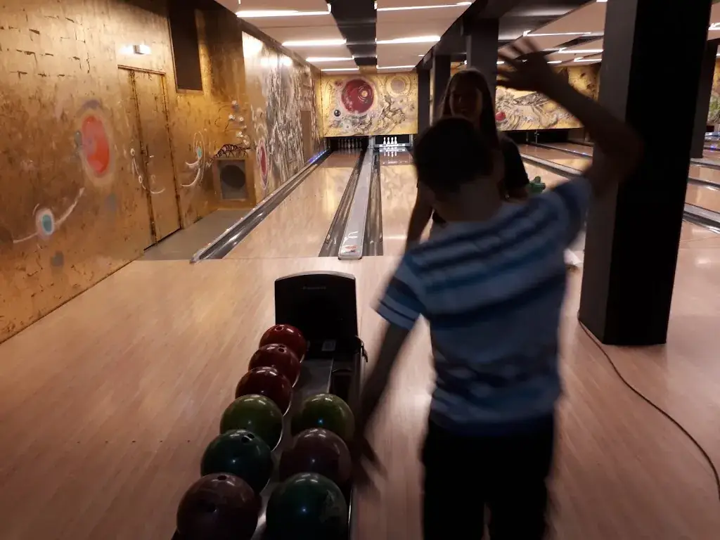 Gal Apfeld_Bowling RhinOr Palace_Algolsheim_review