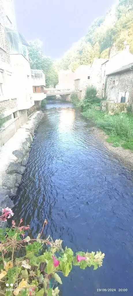 Laurence Mutterer_La Couze Pavin_Saint-Floret_review