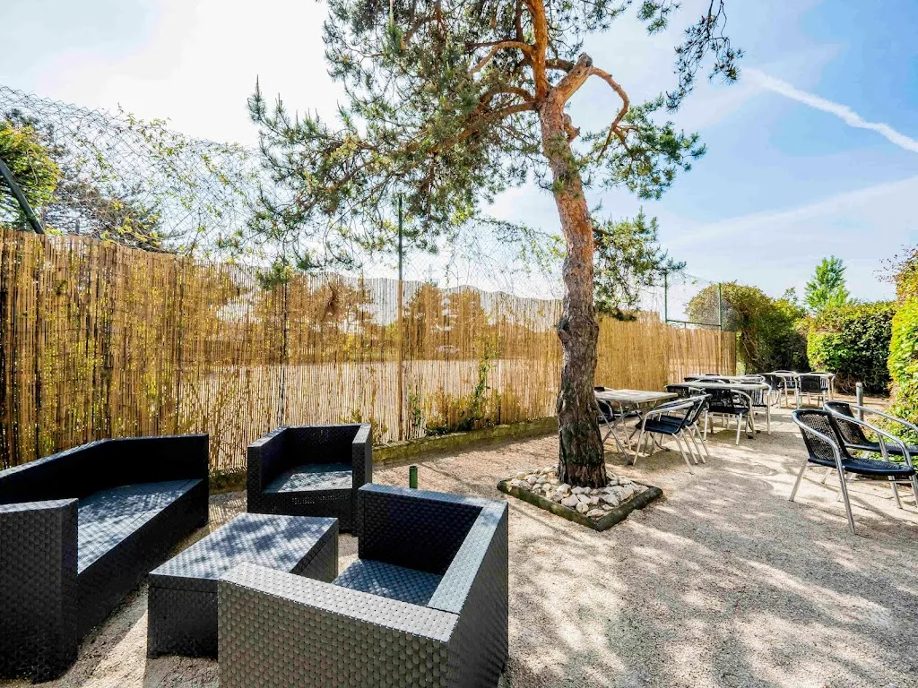 LE REVELLONS restaurant in Chanas