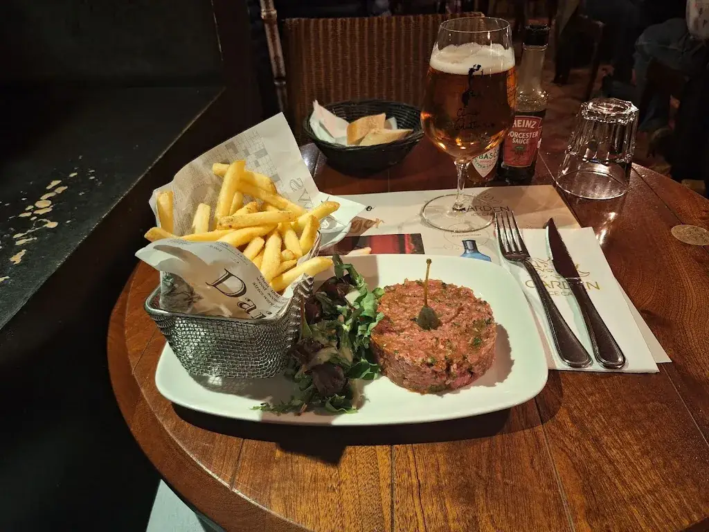 Minne Faber_Garden ice café_Charleville-Mézières_review