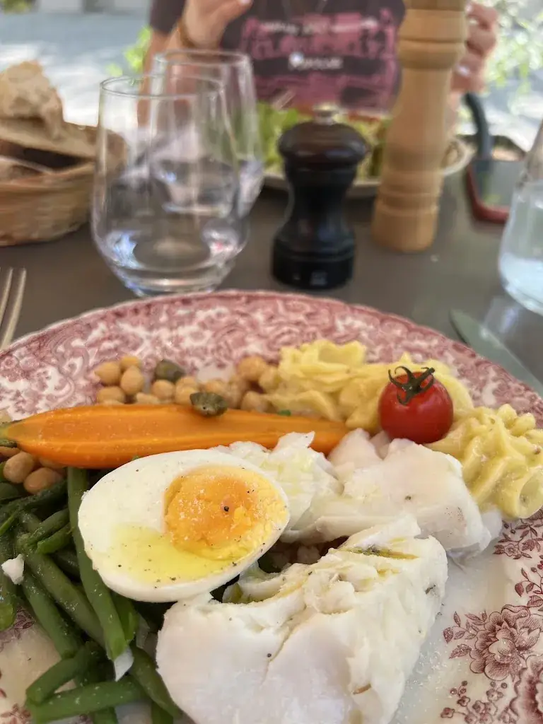 André Mora_L'Armoire à Cuillers_Crémieu_review