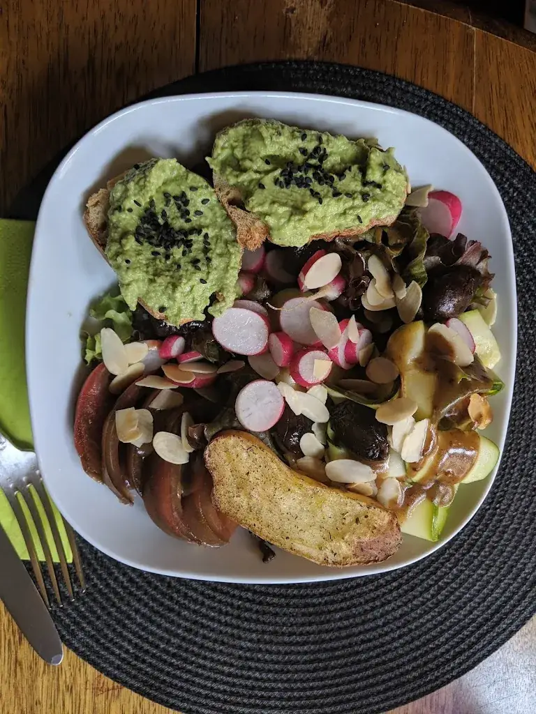 Harold Craston_L'Armoire à Cuillers_Crémieu_review