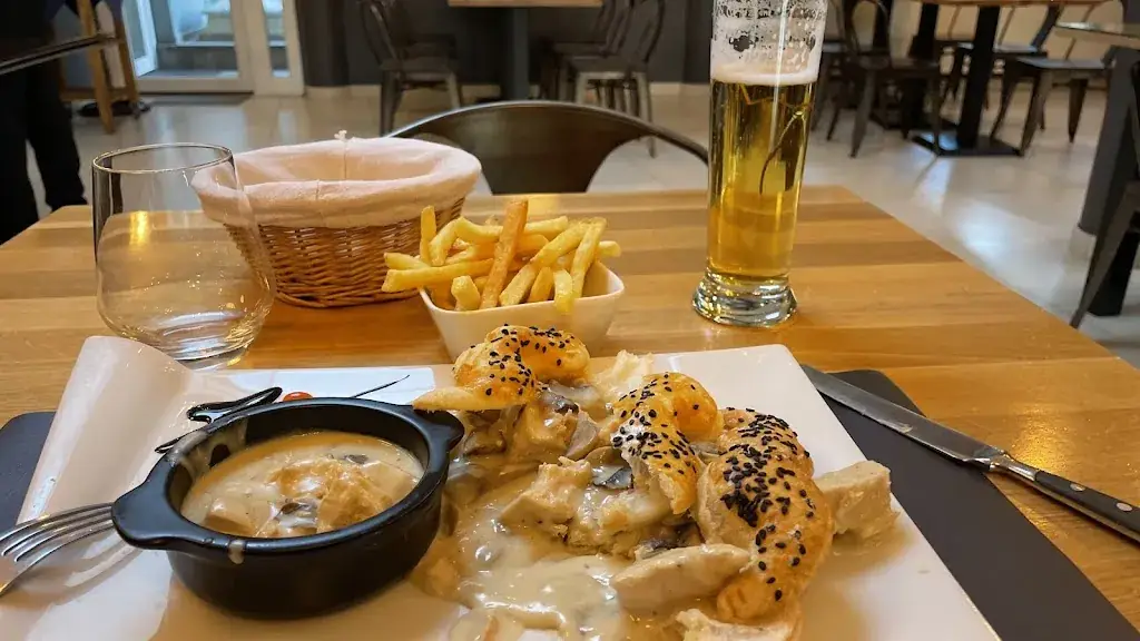 Alice Hampert_Moustache_Luxembourg_review