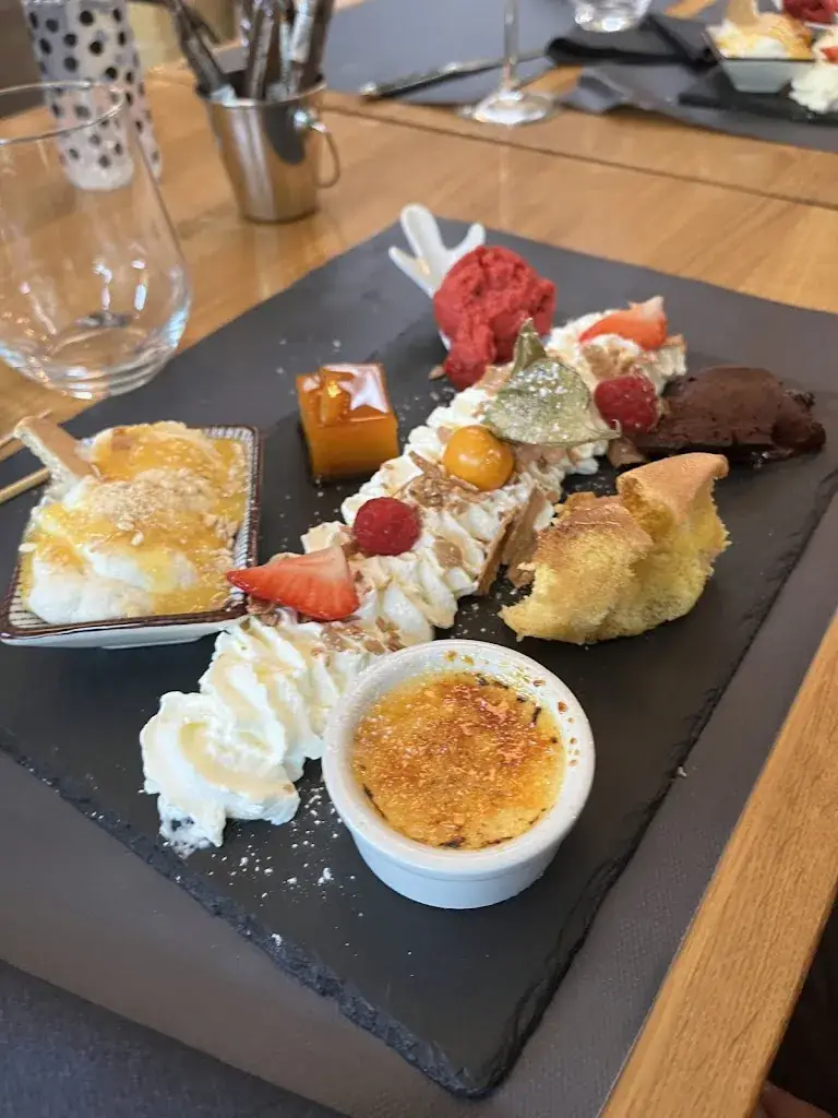 Sai Hu_Moustache_Luxembourg_review