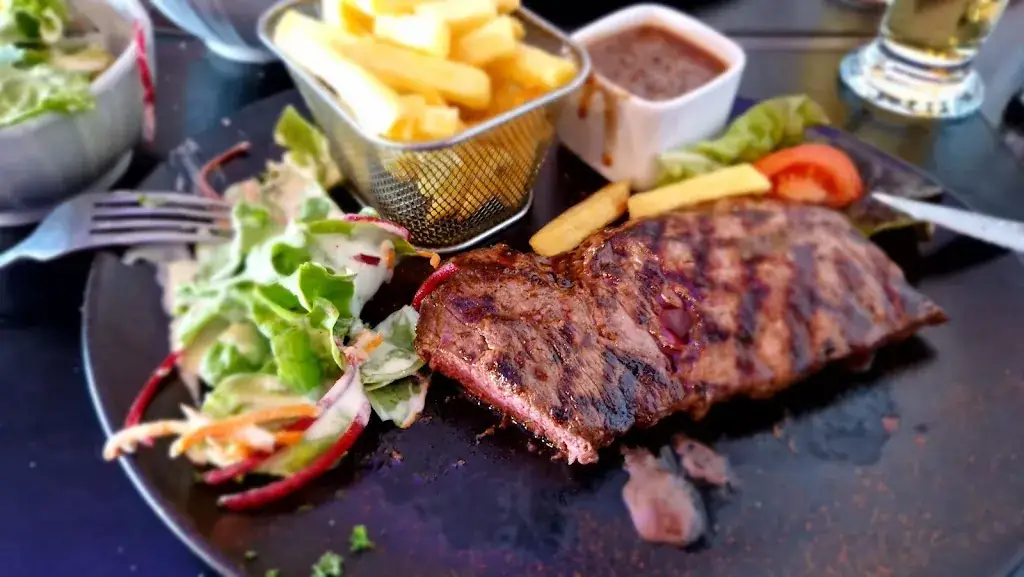 Menu_Restaurant Mise en scène , Grillades , steak sur Pierre chaude . Cuisine française ._Luxembourg_immagine_2
