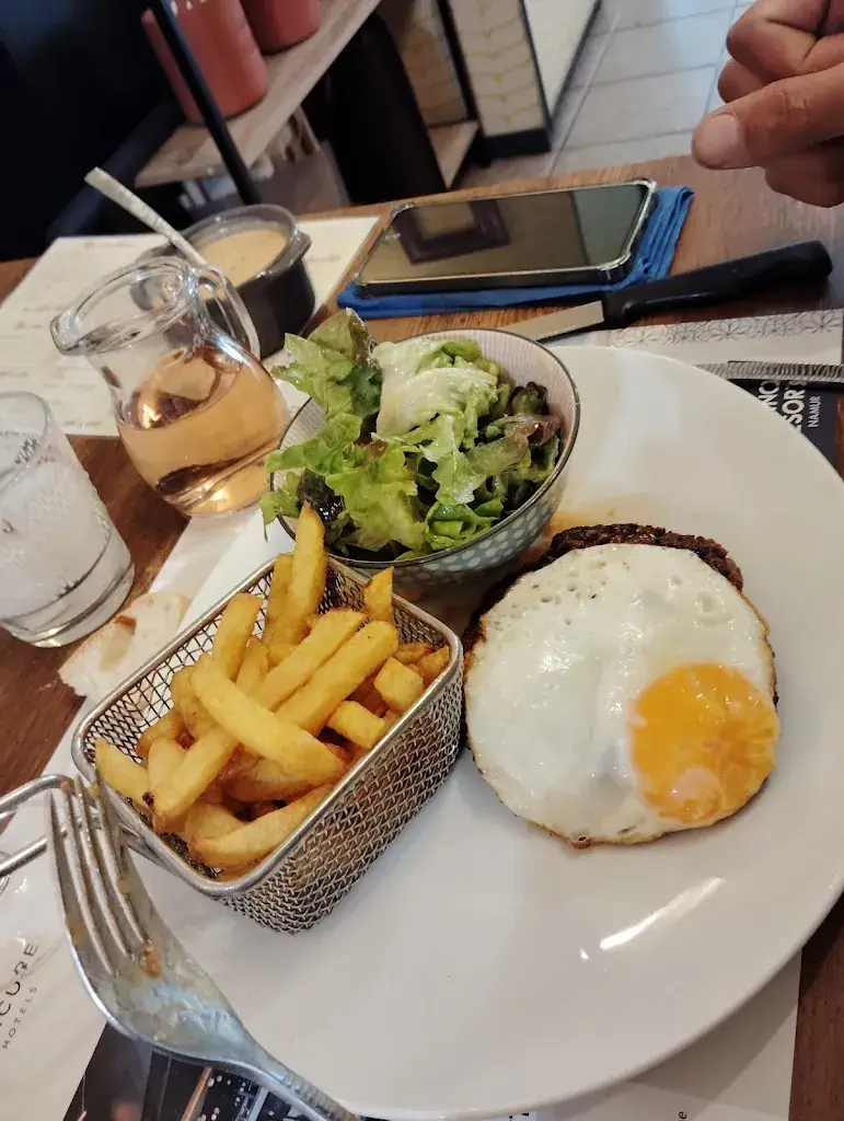 La Déesse_Sedan_slider_image_2