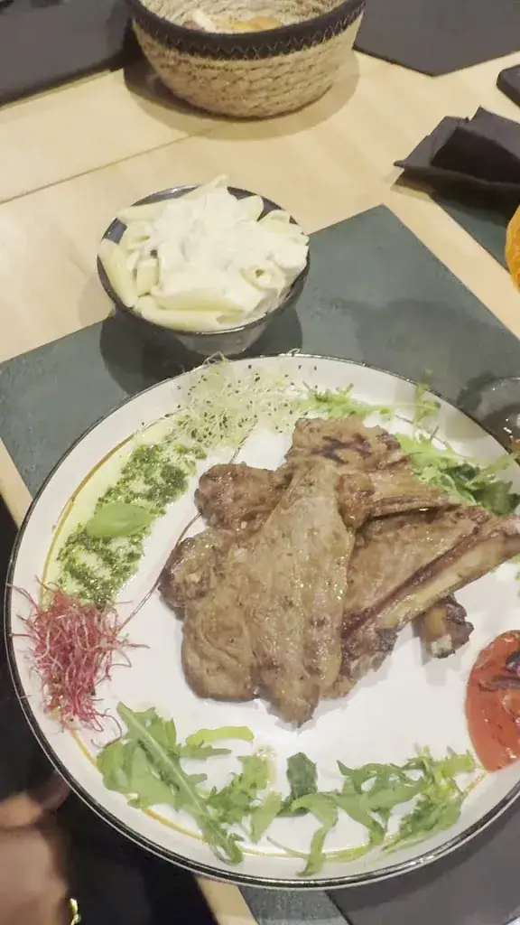 Raphaella Adjra_The moon_Bischheim_review