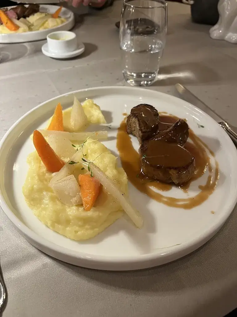 Zins Anne-Camille_Le Windhof_Burbach_review