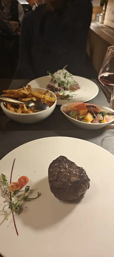 nas zub_MEAT ME_Luxembourg_review