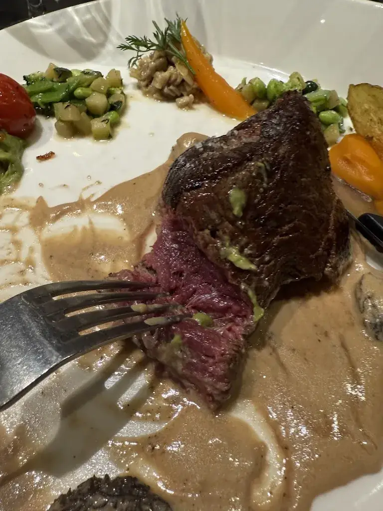 Adam Heath_Le Fiacre_Châtel_review