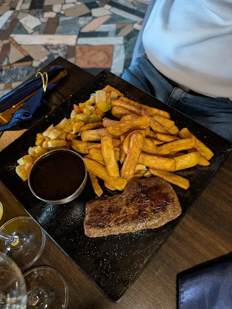 Ines Ebelmann_The Pub Glacier_Haspelschiedt_review