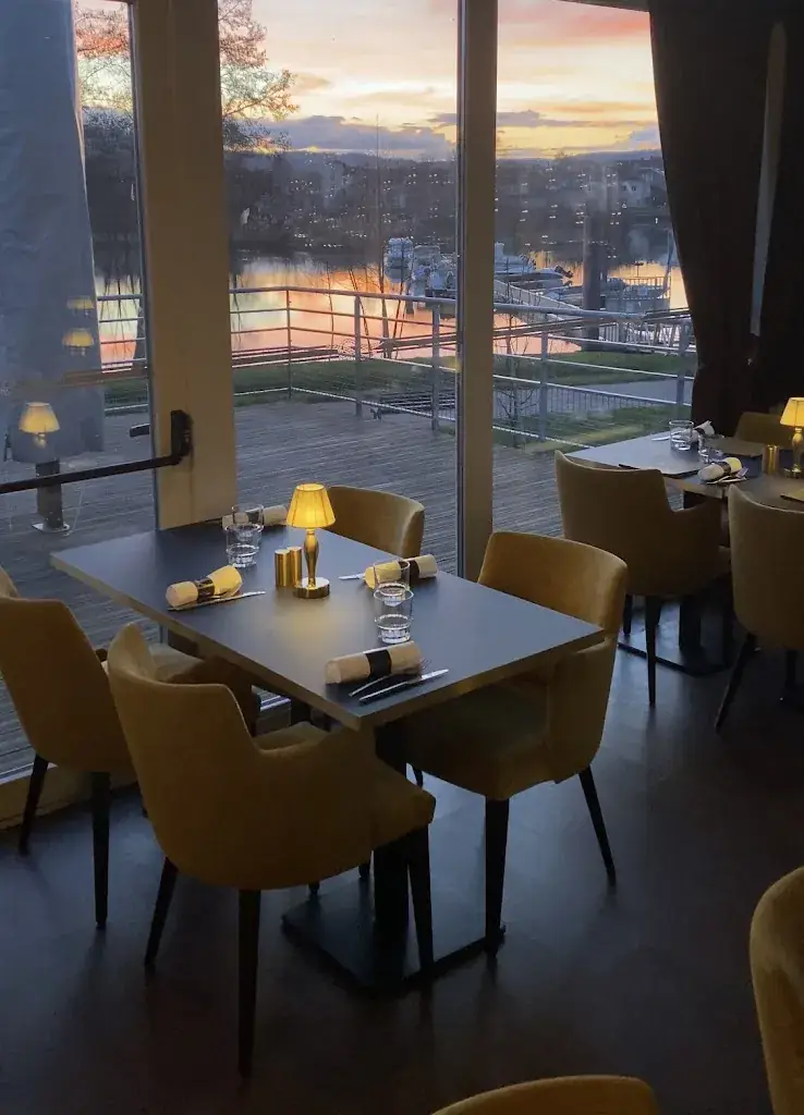 Владислав Тюрменко_Le Quai Saint Martin_Pont-à-Mousson_review