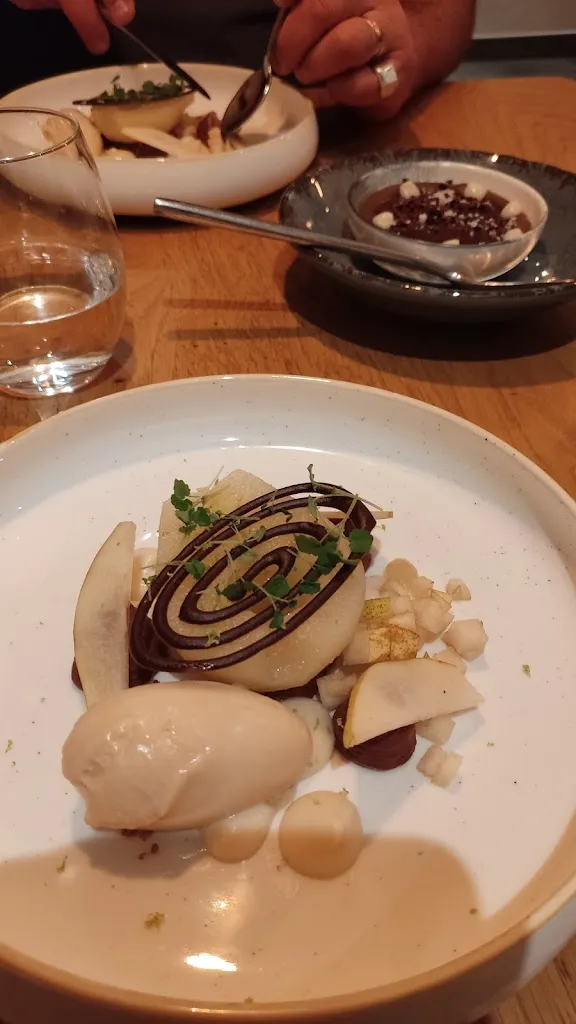 Pauline Galaman_Maison Forte_Farnay_review