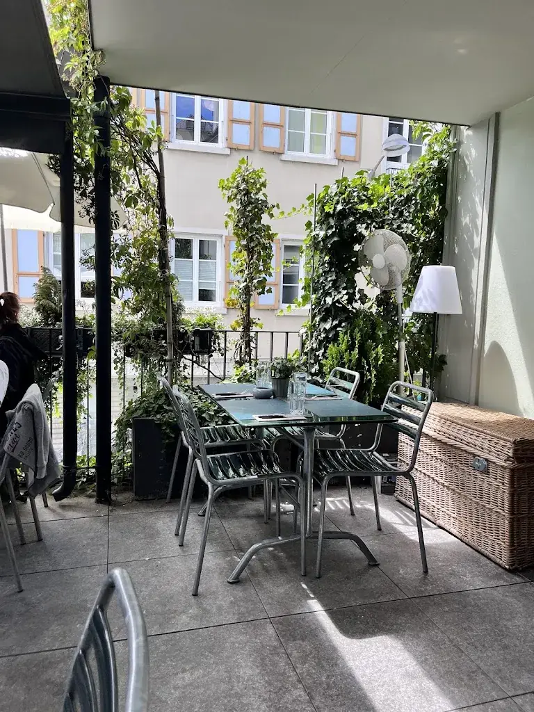 Rania S_La Promenade_Bulle_review