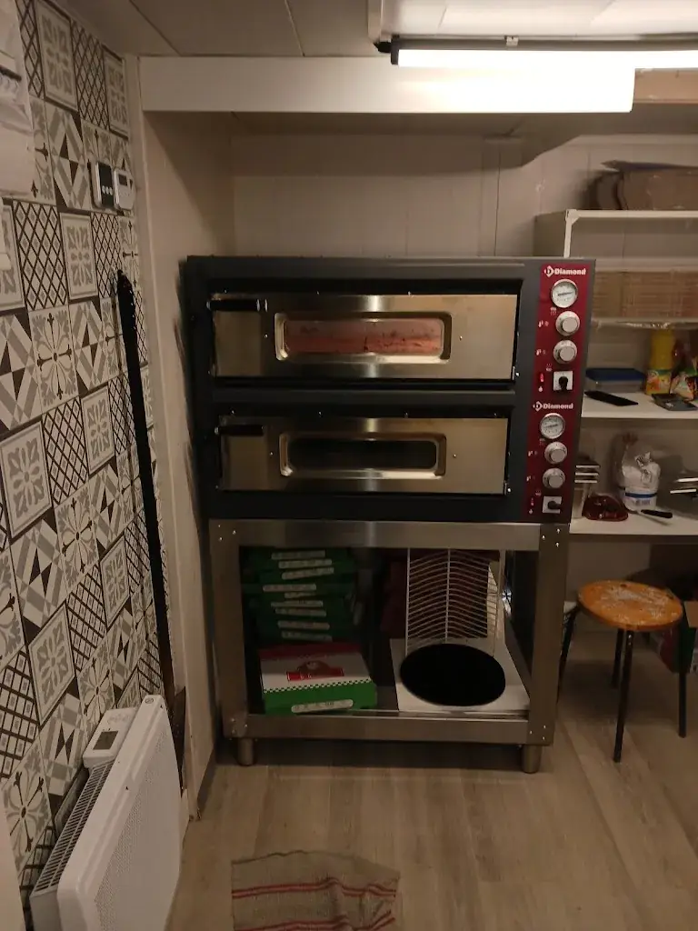 pizz a pat restaurant in Dom-le-Mesnil